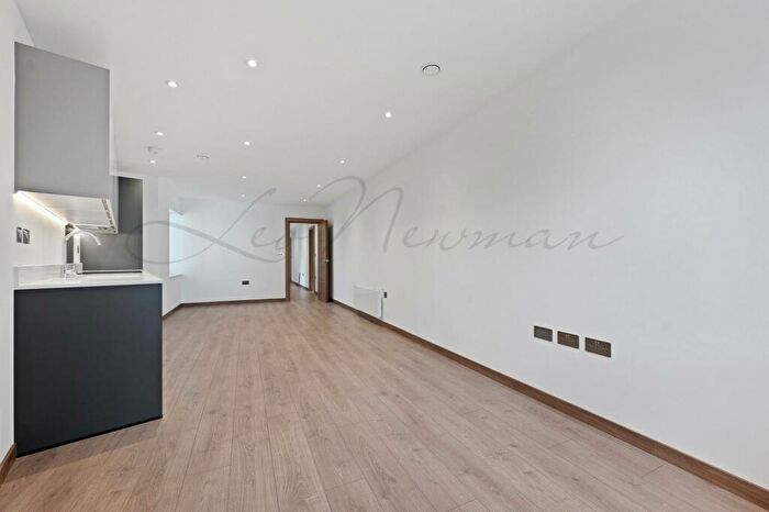 3 Bedroom Flat To Rent In Harvest Lane, Thames Ditton, KT7