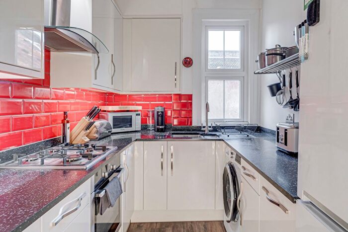 2 Bedroom Flat To Rent In Belmont Avenue, Palmers Green, London, N13