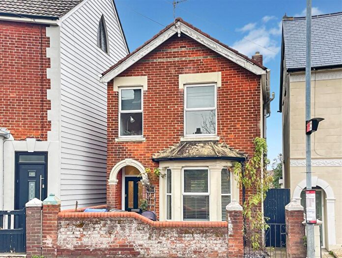 3 Bedroom Detached House For Sale In Devizes Road, Salisbury, SP2