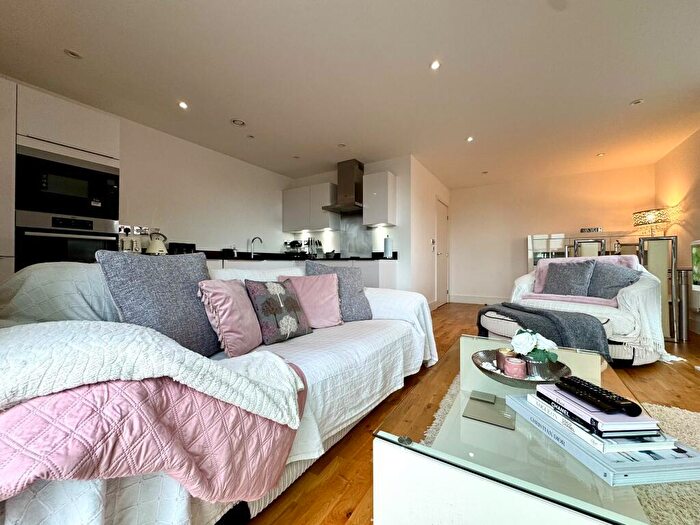 1 Bedroom Flat To Rent In Cityview Point, Leven Road, Tower Hamlets, London, E14