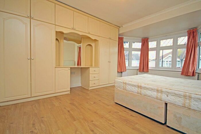 3 Bedroom Flat To Rent In Broad Walk, Heston, Hounslow, TW5