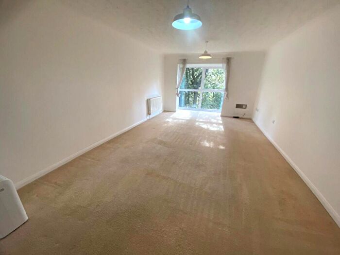 2 Bedroom Flat To Rent In Dean Park Road, Bournemouth, Dorset, BH1