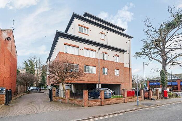2 Bedroom Apartment For Sale In Bath Road, Slough, SL1