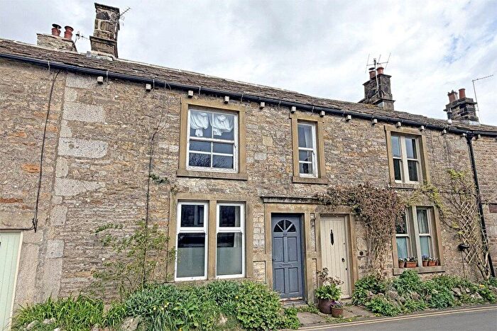 2 Bedroom Cottage For Sale In Chapel Street, Grassington, BD23