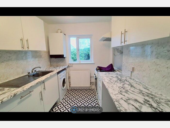 2 Bedroom Flat To Rent In The Green, London, E15