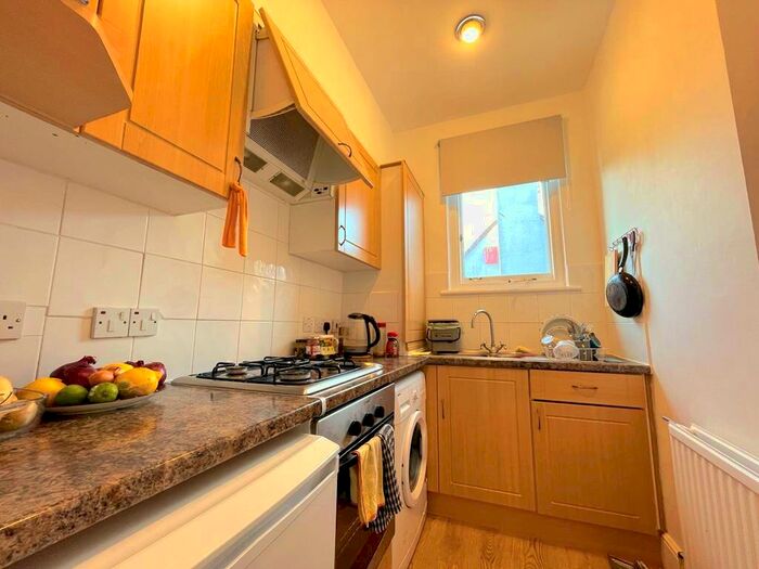 2 Bedroom Flat To Rent In Park Avenue, Bromley, BR1