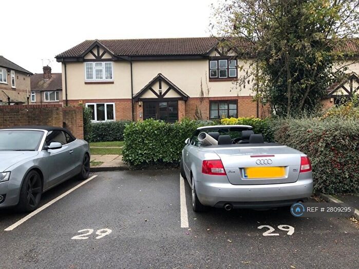 2 Bedroom Flat To Rent In Peel Court, Slough, SL1