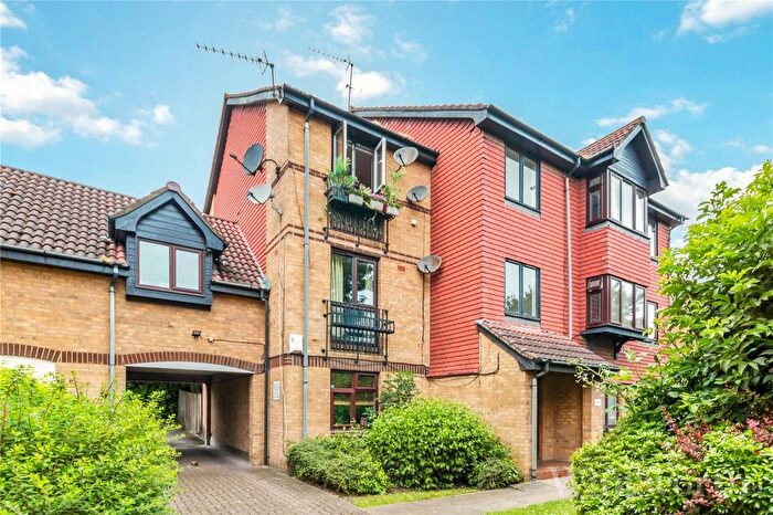 2 Bedroom Flat To Rent In Sterling Gardens, London, SE14