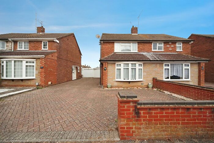 2 Bedroom Semi-Detached House For Sale In Lyneham Road, Luton, LU2