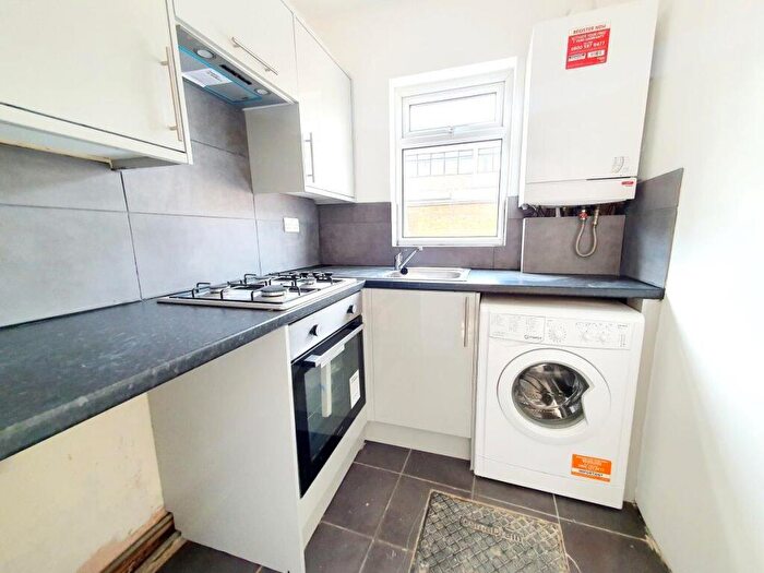 2 Bedroom Flat To Rent In A Ashfield Road, Manor House, N4