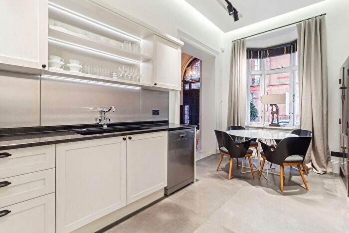 2 Bedroom Flat To Rent In Cadogan Square, London, SW1X
