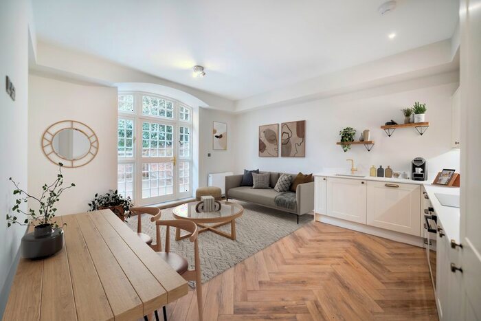 2 Bedroom Flat To Rent In South Street, Farnham, GU9