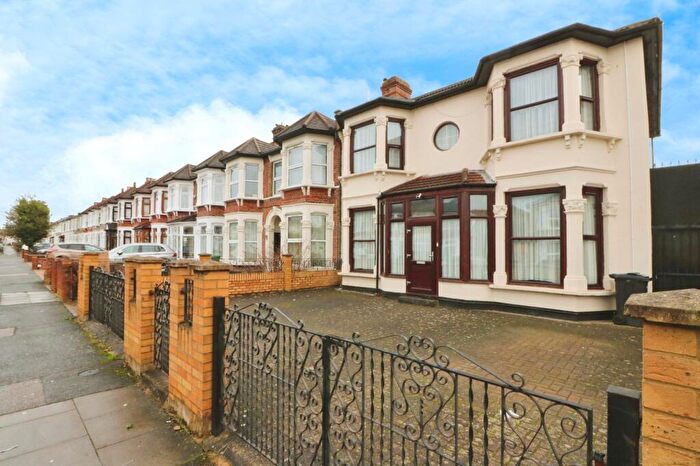 4 Bedroom End Of Terrace House For Sale In Elgin Road, Ilford, IG3