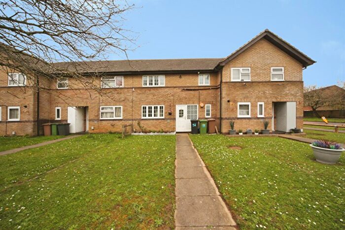 3 Bedroom Terraced House For Sale In Holkham Close, Luton, LU4