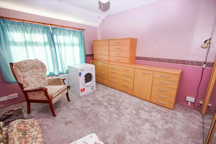 3 Bedroom End Of Terrace House For Sale In Long Furlong Drive, Slough, SL2