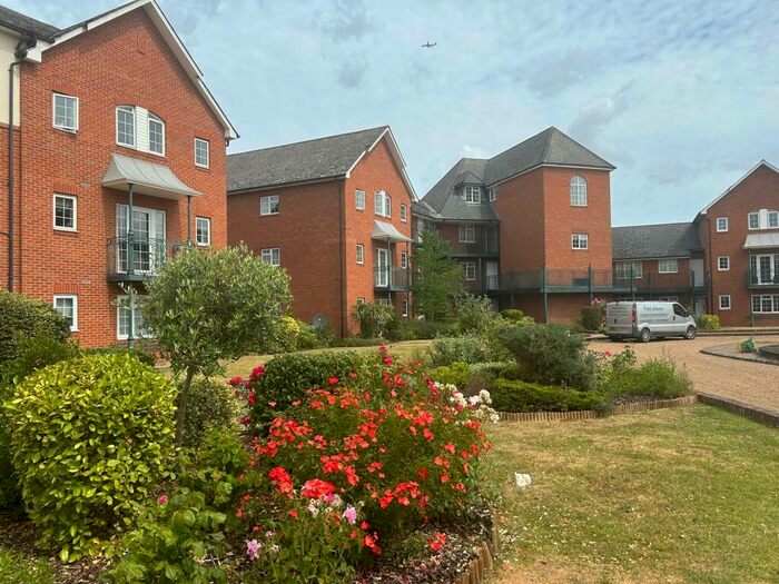 3 Bedroom Apartment To Rent In Knights Place, SL4