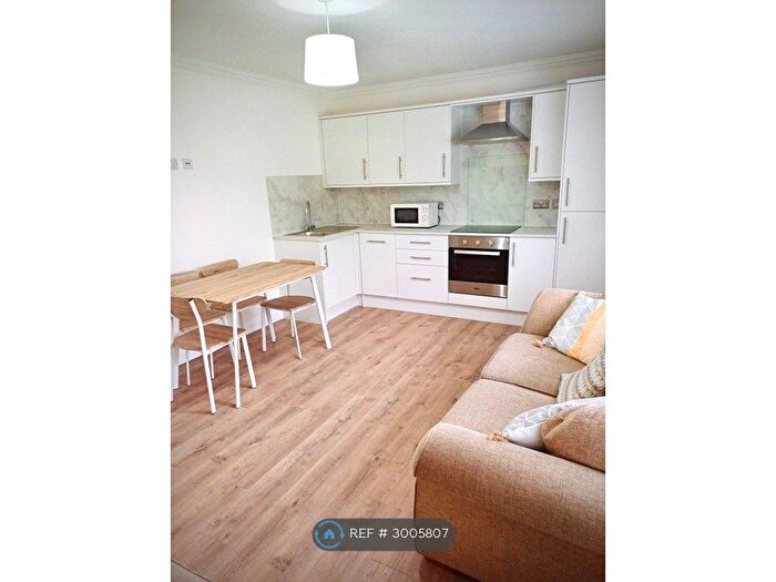 3 Bedroom Flat To Rent In Allanfield, Edinburgh, EH7