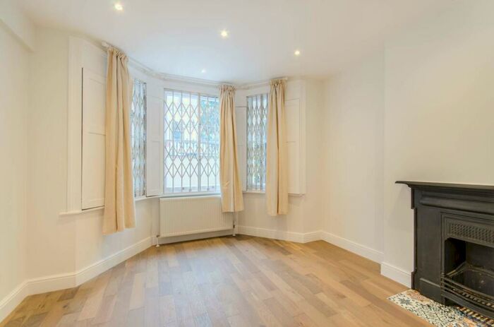 2 Bedroom Maisonette To Rent In Fawcett Street, Chelsea, London, SW10