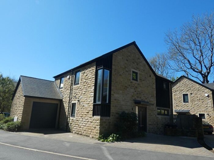 4 Bedroom Detached House To Rent In Weakey Green, OL3