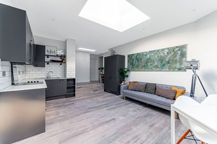 2 Bedroom Flat To Rent In Conyers Road, Streatham Common, London, SW16