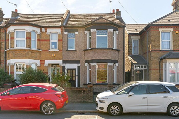 3 Bedroom Semi-Detached House For Sale In Waddon Road, Croydon, CR0