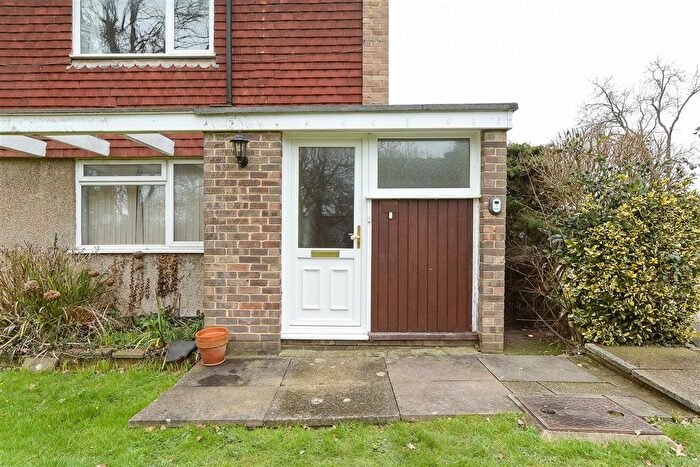 2 Bedroom Maisonette For Sale In London Road South, Merstham, Redhill, Surrey, RH1