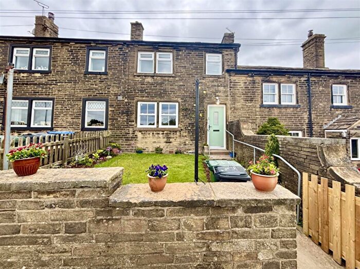 2 Bedroom Terraced House For Sale In School Ridge, Thornton, Bradford, BD13
