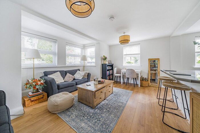 1 Bedroom Flat For Sale In Emanuel Avenue, Acton, London, W3