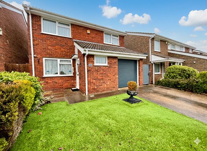 4 Bedroom Detached House For Sale In Buckingham Drive, Luton, Bedfordshire, LU2