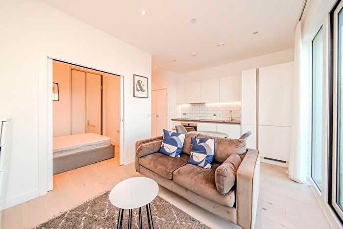 1 Bedroom Flat To Rent In Apt Parkview, Great West Road, Flat, Brentford, TW8