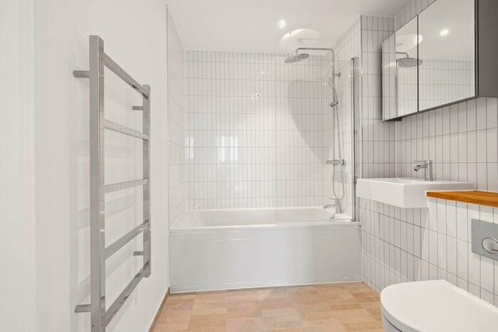 3 Bedroom Flat To Rent In Immediate Move In - Lion Green Road, Coulsdon, CR5