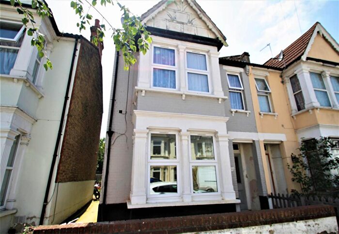2 Bedroom Flat To Rent In Burdett Avenue, Westcliff-On-Sea, SS0