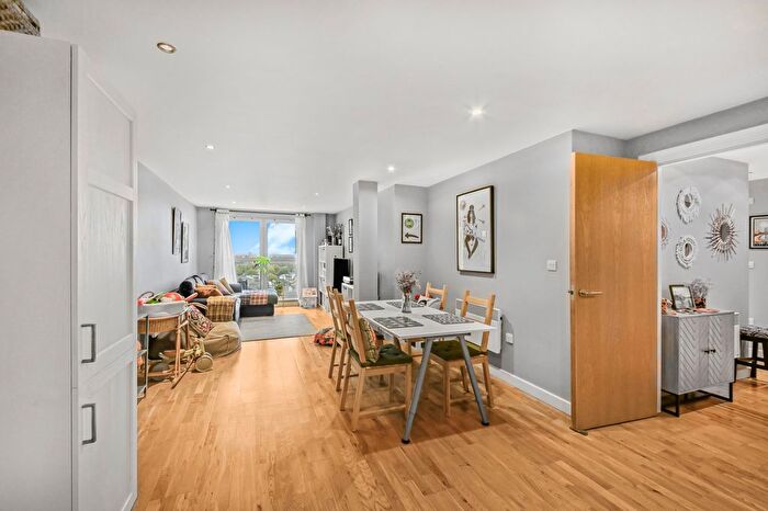 2 Bedroom Flat For Sale In Balmes Road, Islington, N1