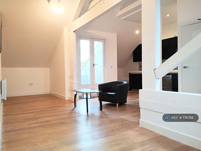 2 Bedroom Flat To Rent In Tayson House, Bradford, BD1