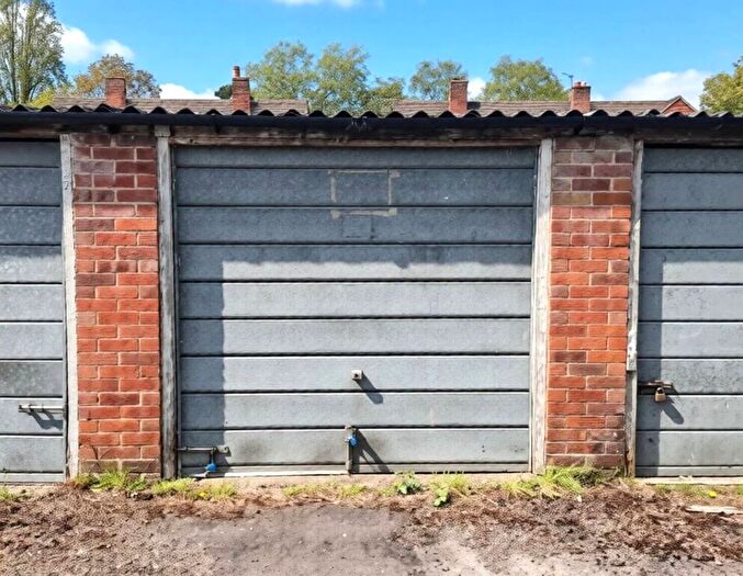 Garage / Parking For Sale In Garage, Hartshill Road, Tadley, RG26