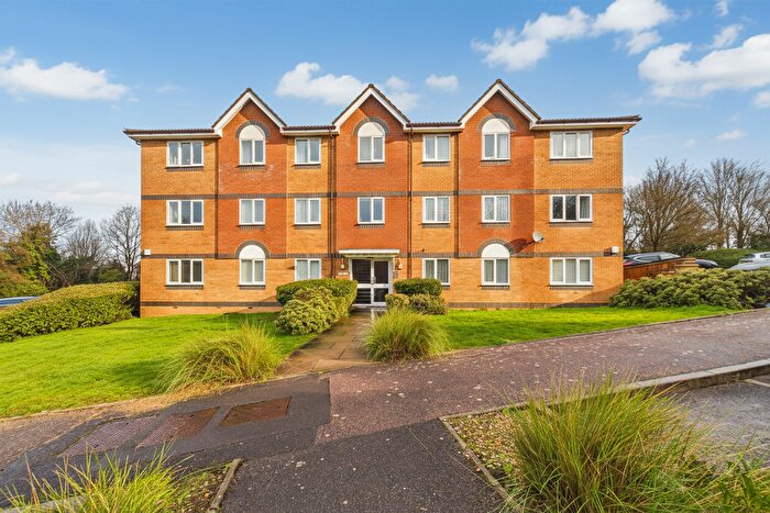 2 Bedroom Flat For Sale In Hebbecastle Down, Warfield, Berkshire, RG42