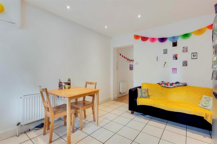 2 Bedroom Flat To Rent In Gleneldon Road, London SW16