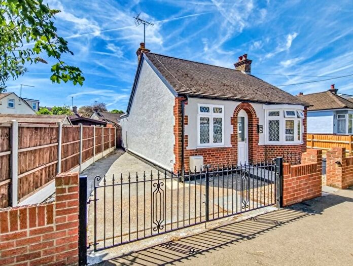 2 Bedroom Bungalow For Sale In Feeches Road, Southend-On-Sea, SS2