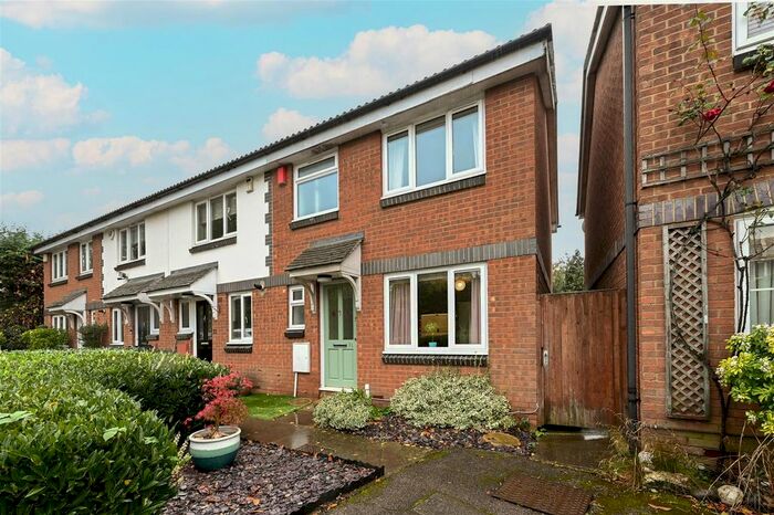 3 Bedroom End Of Terrace House To Rent In Grove End, London, E18