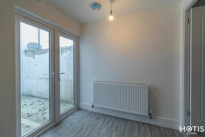 2 Bedroom Flat To Rent In Dover Road, Folkestone, CT20