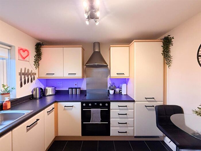 5 Bedroom Semi Detached House For Sale In Foxglove Road, Desborough, Kettering, NN14