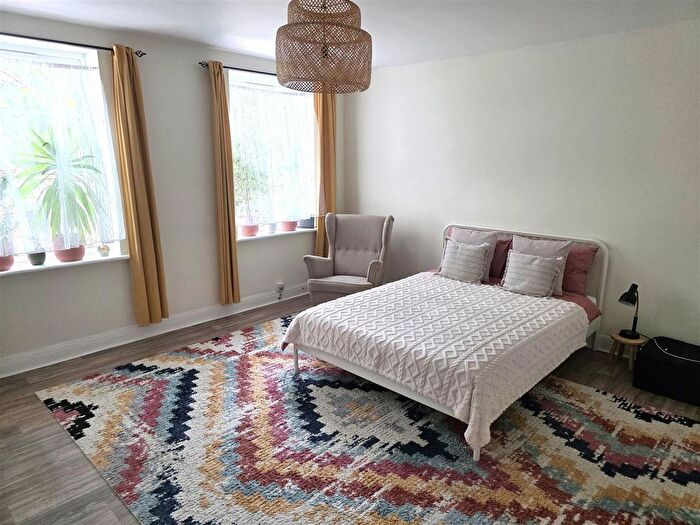 2 Bedroom Flat To Rent In Wood Street, Walthamstow, London, E17