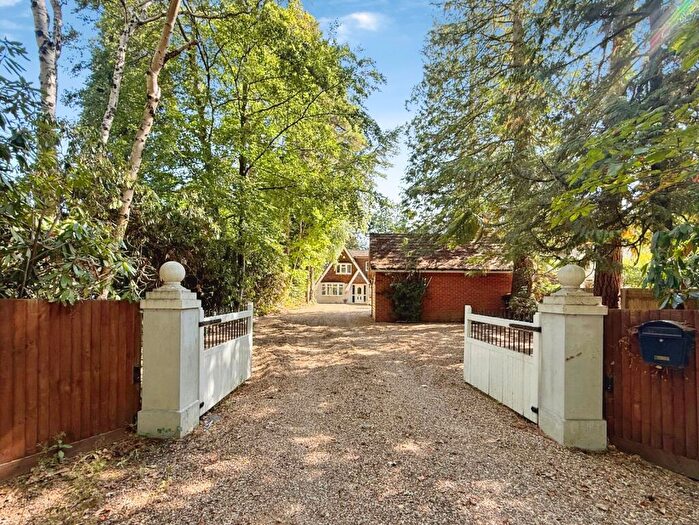 4 Bedroom Detached House For Sale In Lower Wokingham Road, Crowthorne, Berkshire, RG45