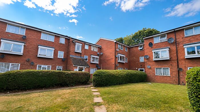 2 Bedroom Flat For Sale In Evergreen Way, Hayes, Middlesex, UB3