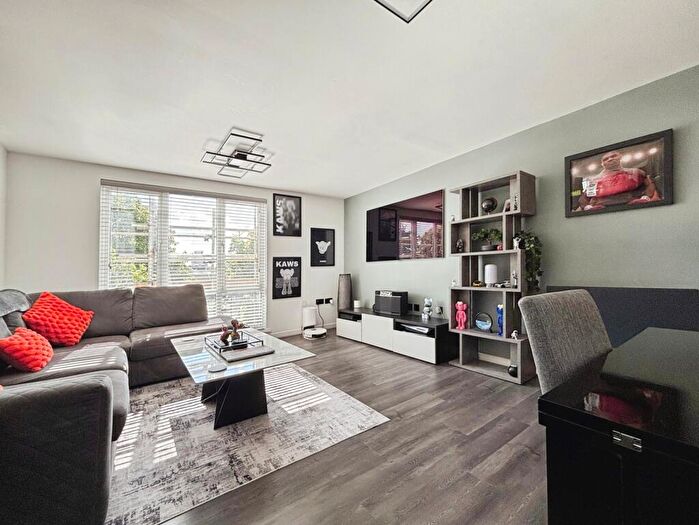 2 Bedroom Apartment For Sale In Ffordd Garthorne, Cardiff, CF10