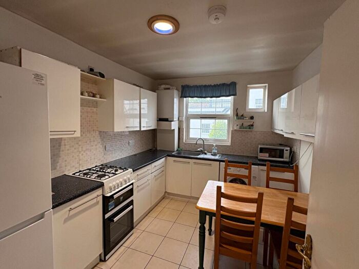 2 Bedroom Apartment To Rent In High Road, London, N12