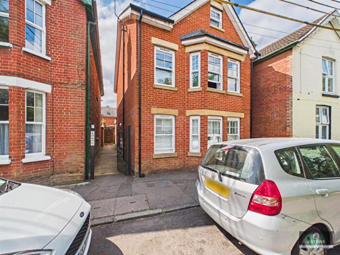 1 Bedroom Flat To Rent In Springfield Road, Southgate, RH11