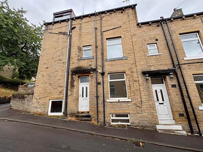 3 Bedroom Terraced House To Rent In George Street, Greetland, HX4