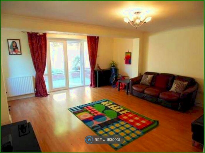 4 Bedroom Detached House To Rent In Khasiaberry, Walnut Tree, Milton Keynes, MK7