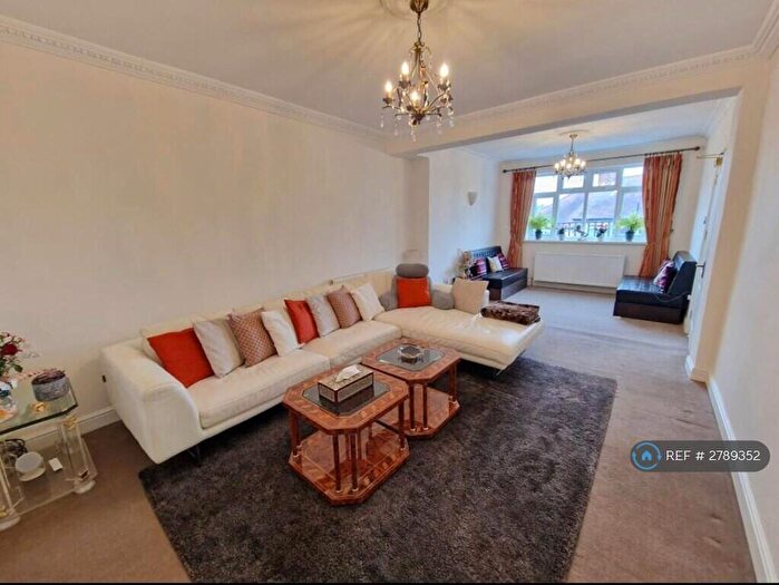 5 Bedroom Semi Detached House To Rent In Highfield Avenue, London, NW9